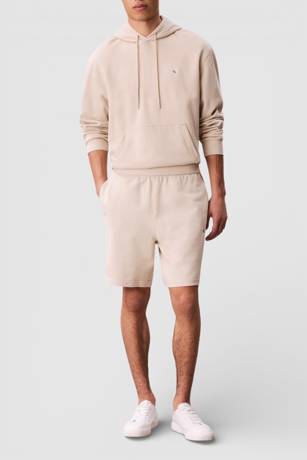 תמונת כל הלוק של מכנסיים קצרים